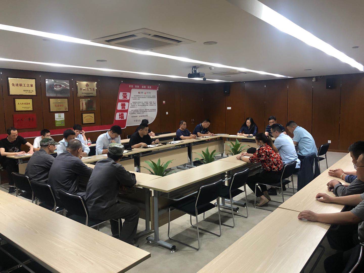 水晶城召開(kāi)國(guó)慶節(jié)前安全會(huì)議