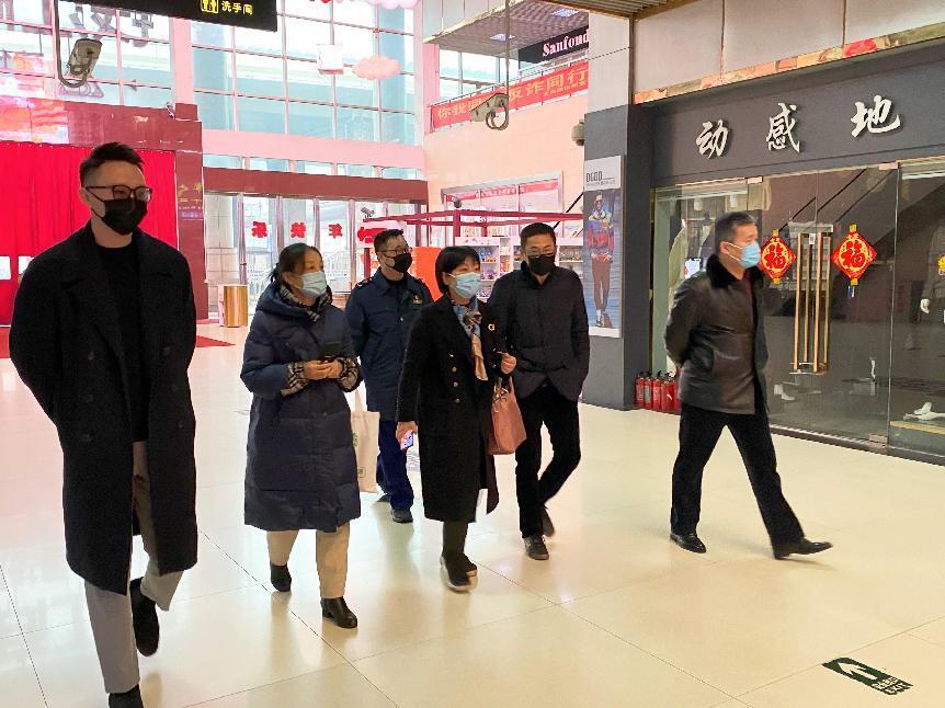 杭州市市場(chǎng)監(jiān)督管理局市場(chǎng)處姚如滔處長(zhǎng)蒞臨錢江商城開(kāi)展進(jìn)口商品疫情防控指導(dǎo)工作