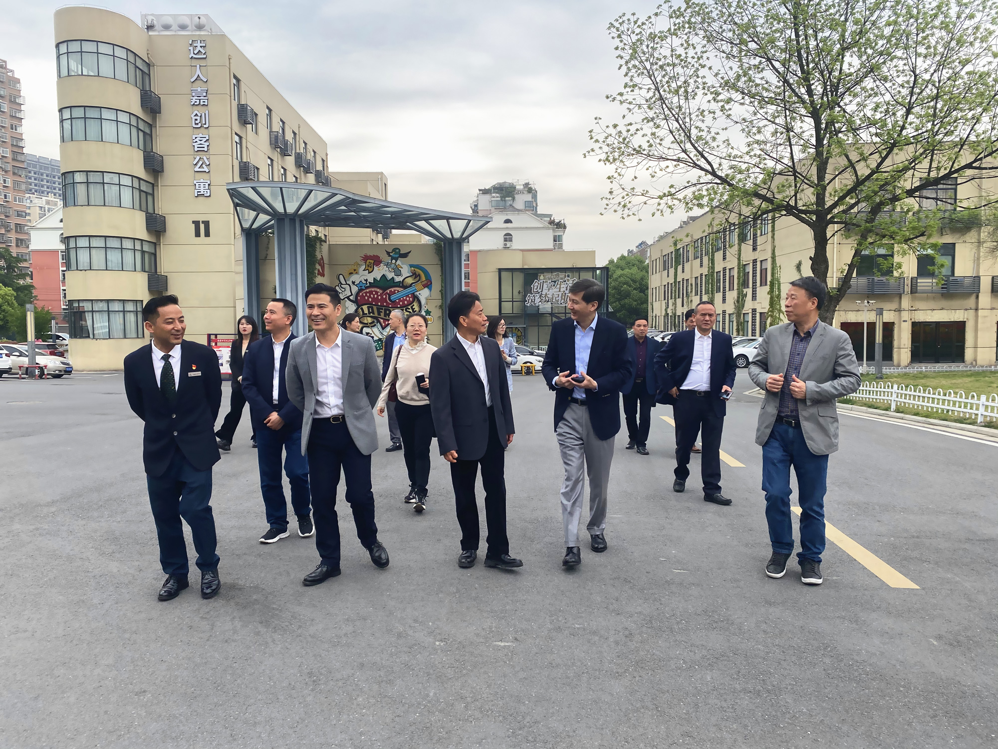 杭州市政協(xié)副主席、市工商聯(lián)主席馮仁強(qiáng) 一行蒞臨廬陽建華文創(chuàng)園考察