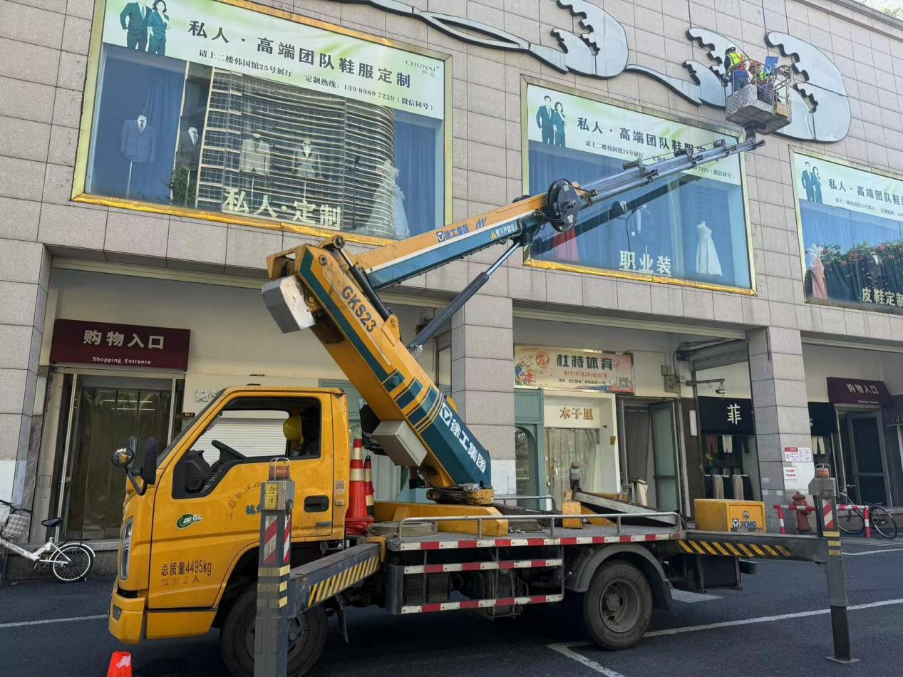 錢(qián)江商城開(kāi)展戶外廣告安全檢測(cè)  筑牢頭頂“安全防線”