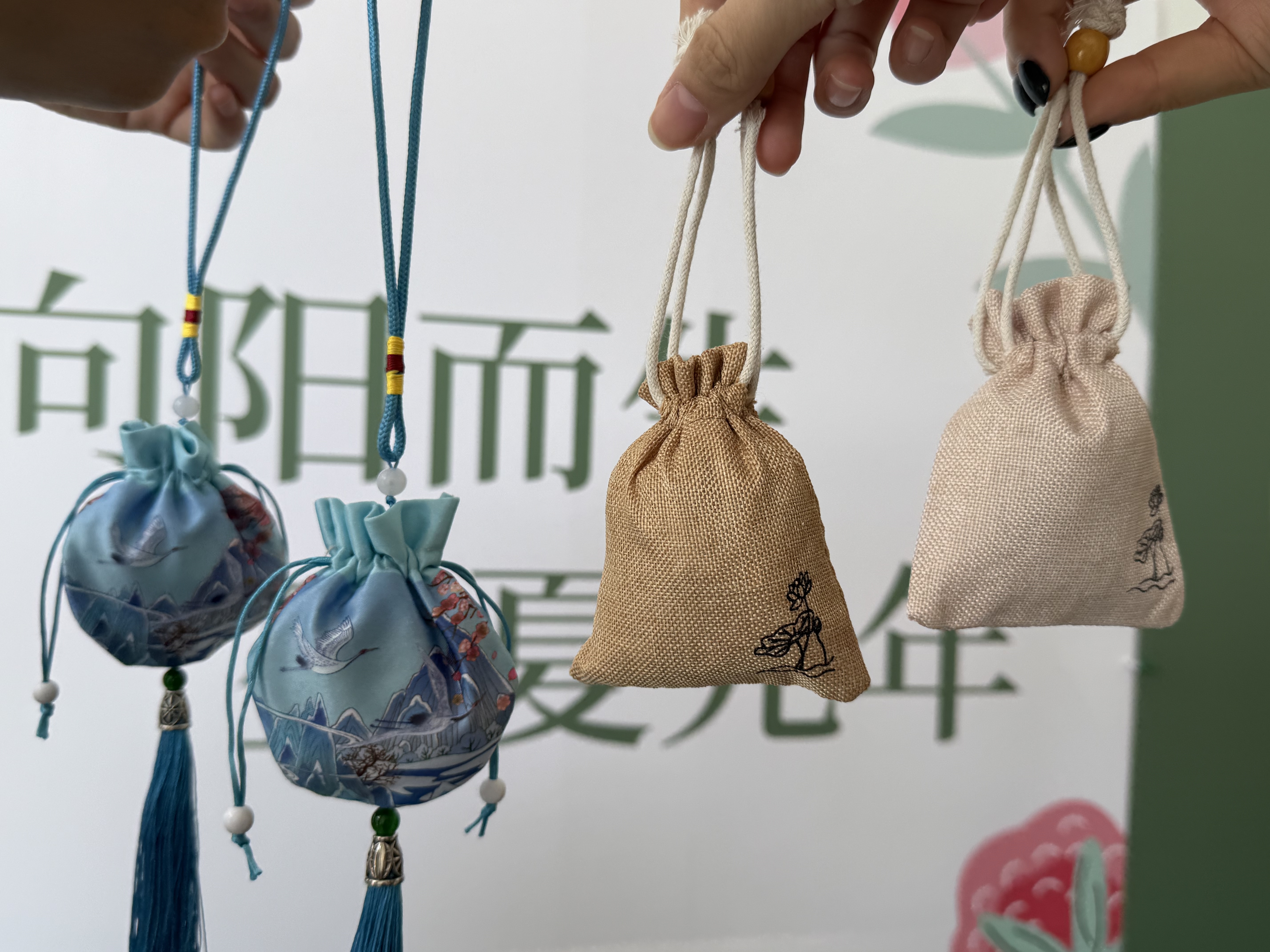 巧手制香囊，情暖端午時(shí)