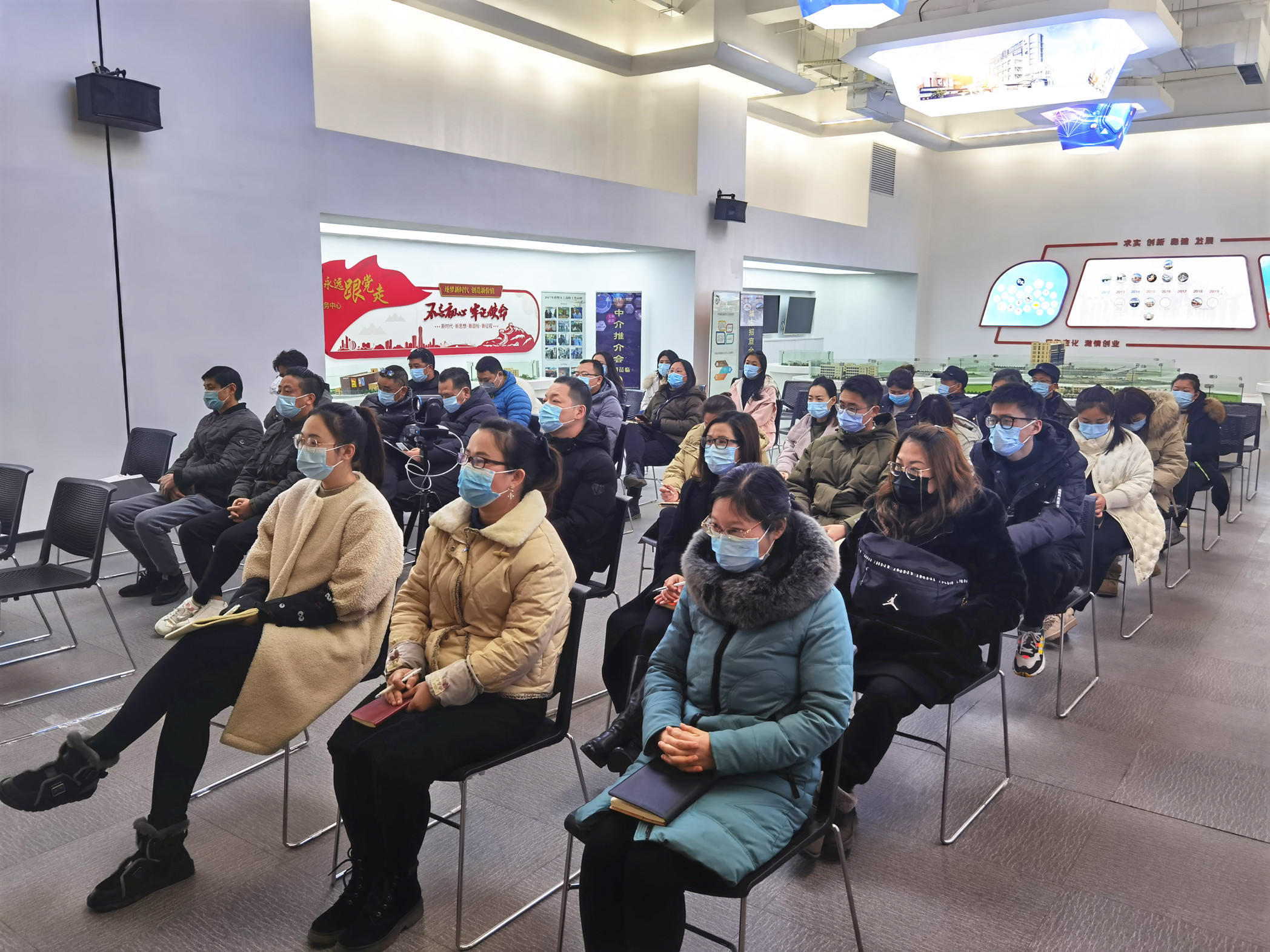 新目標(biāo) 新起航——建華文創(chuàng)集團(tuán)召開2021年第一次員工大會(huì)