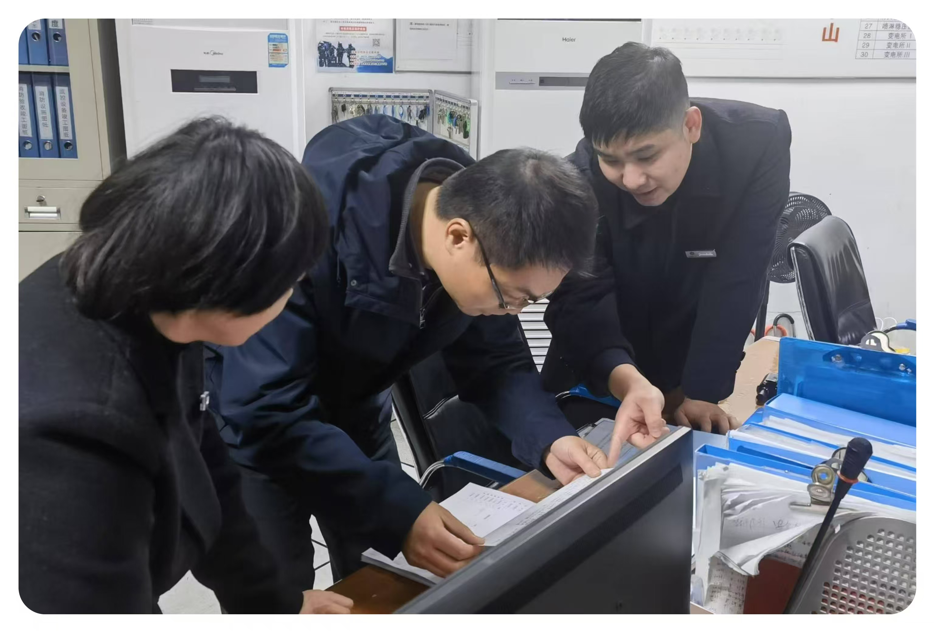 區(qū)商務(wù)局項(xiàng)坤副局長蒞臨水晶城開展春節(jié)前安全檢查