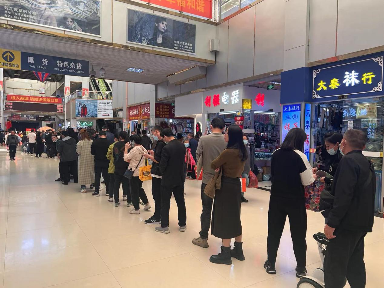 錢(qián)江商城聯(lián)合大關(guān)街道協(xié)助商戶 申報(bào)“穩(wěn)崗返還和一次性留工補(bǔ)助”  