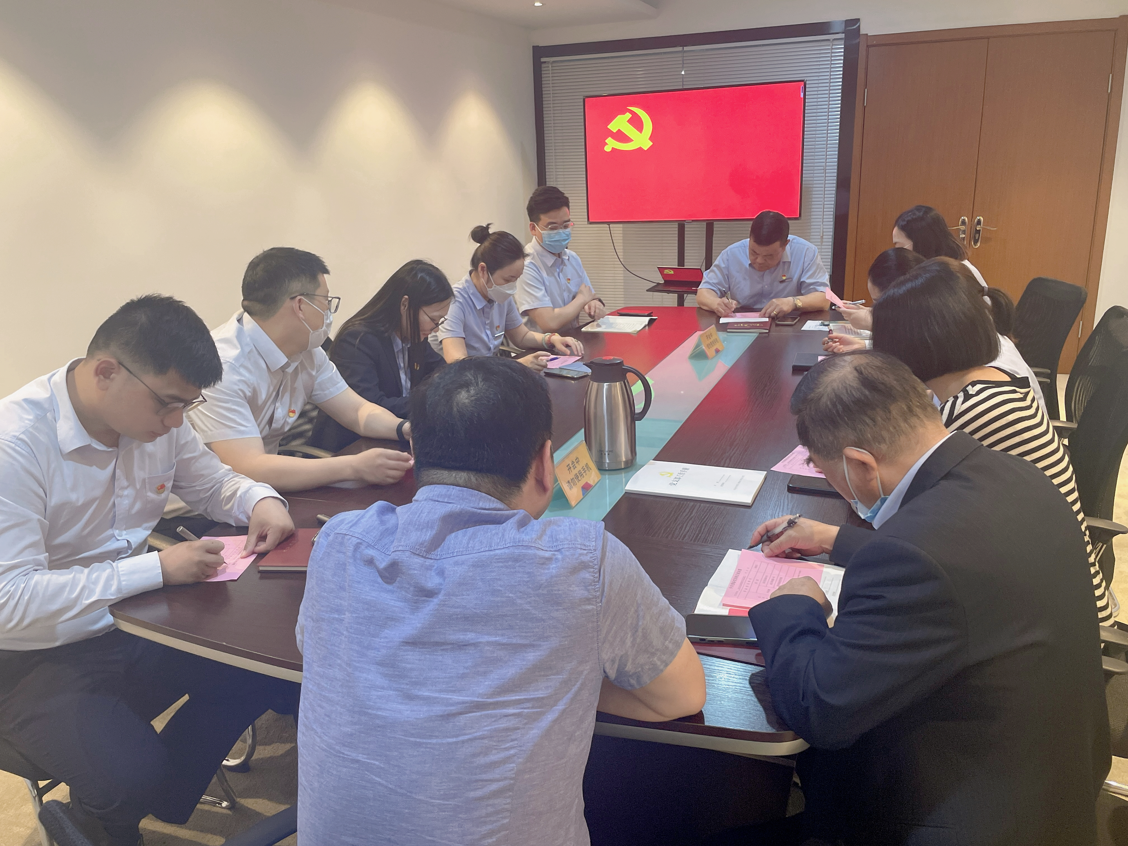 水晶城黨支部召開預(yù)備黨員轉(zhuǎn)正會議