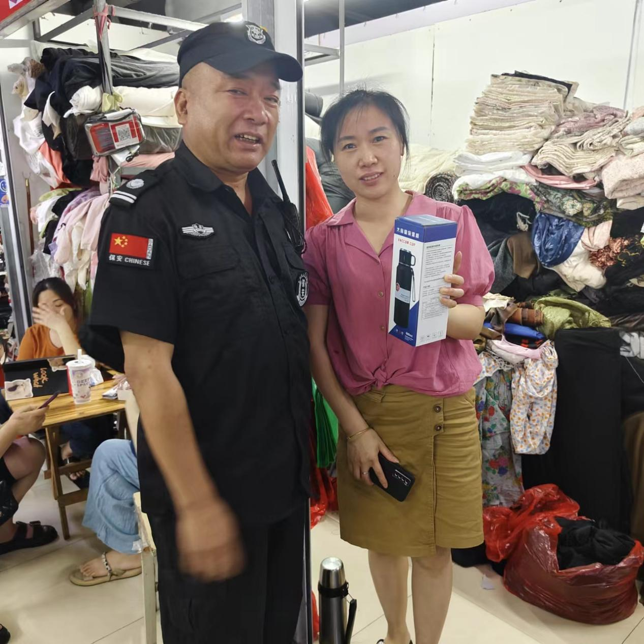 化險(xiǎn)為夷！熱心商戶見(jiàn)義勇為，危急情況扶梯救人