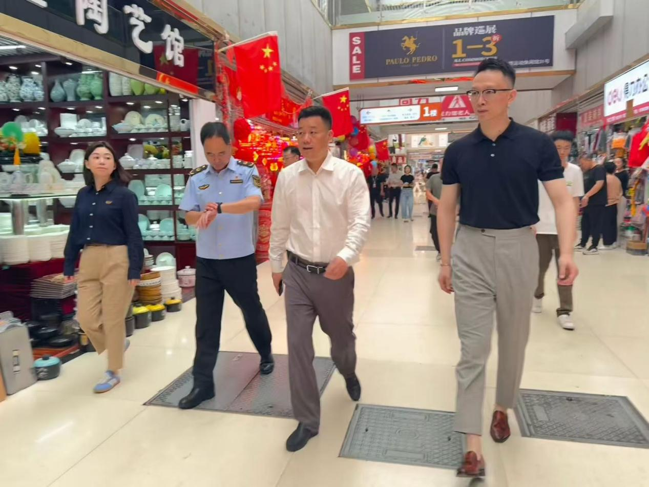 沈建立副區(qū)長一行赴錢江商城開展節(jié)前消防安全與經(jīng)營管理工作檢查指導(dǎo)