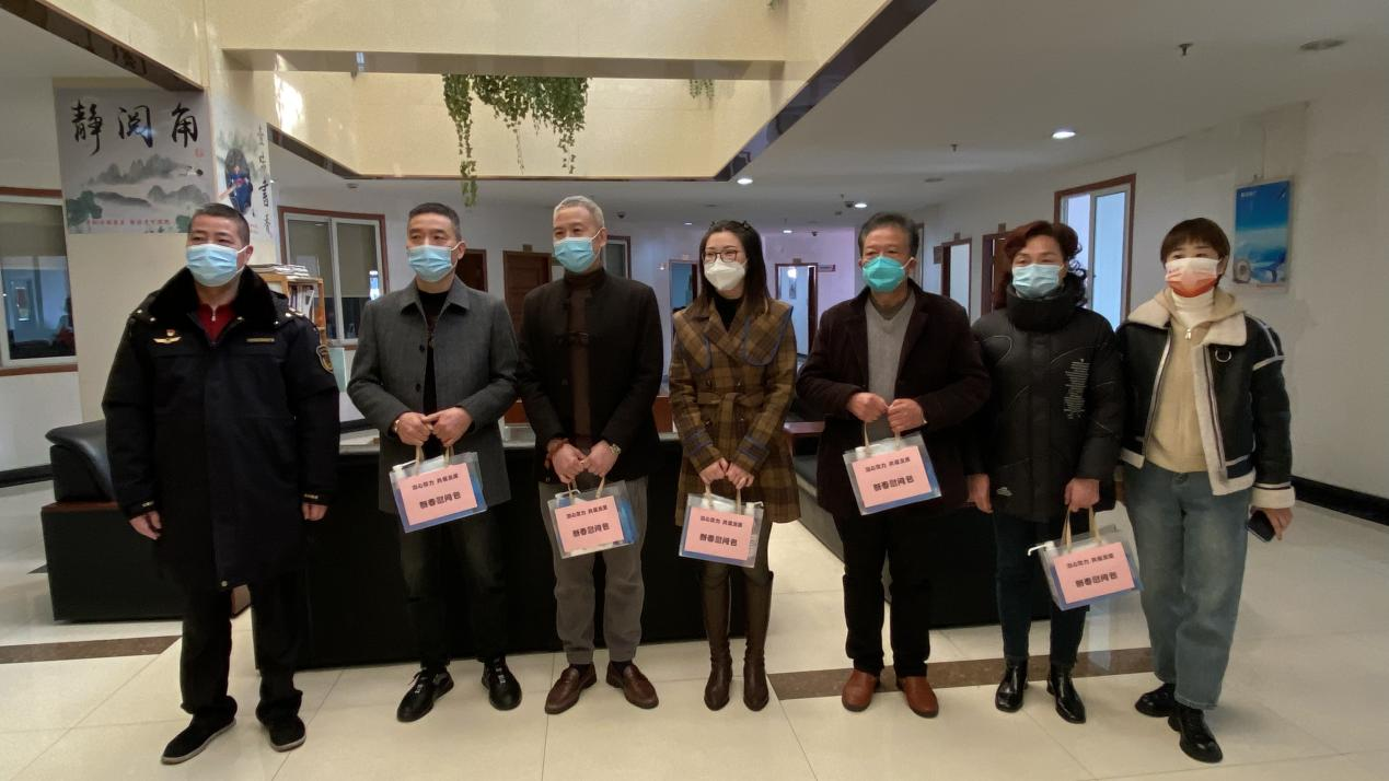 大關(guān)市場監(jiān)管所為錢江商城商戶發(fā)放愛心防疫包  筑起暖心“防護(hù)墻”