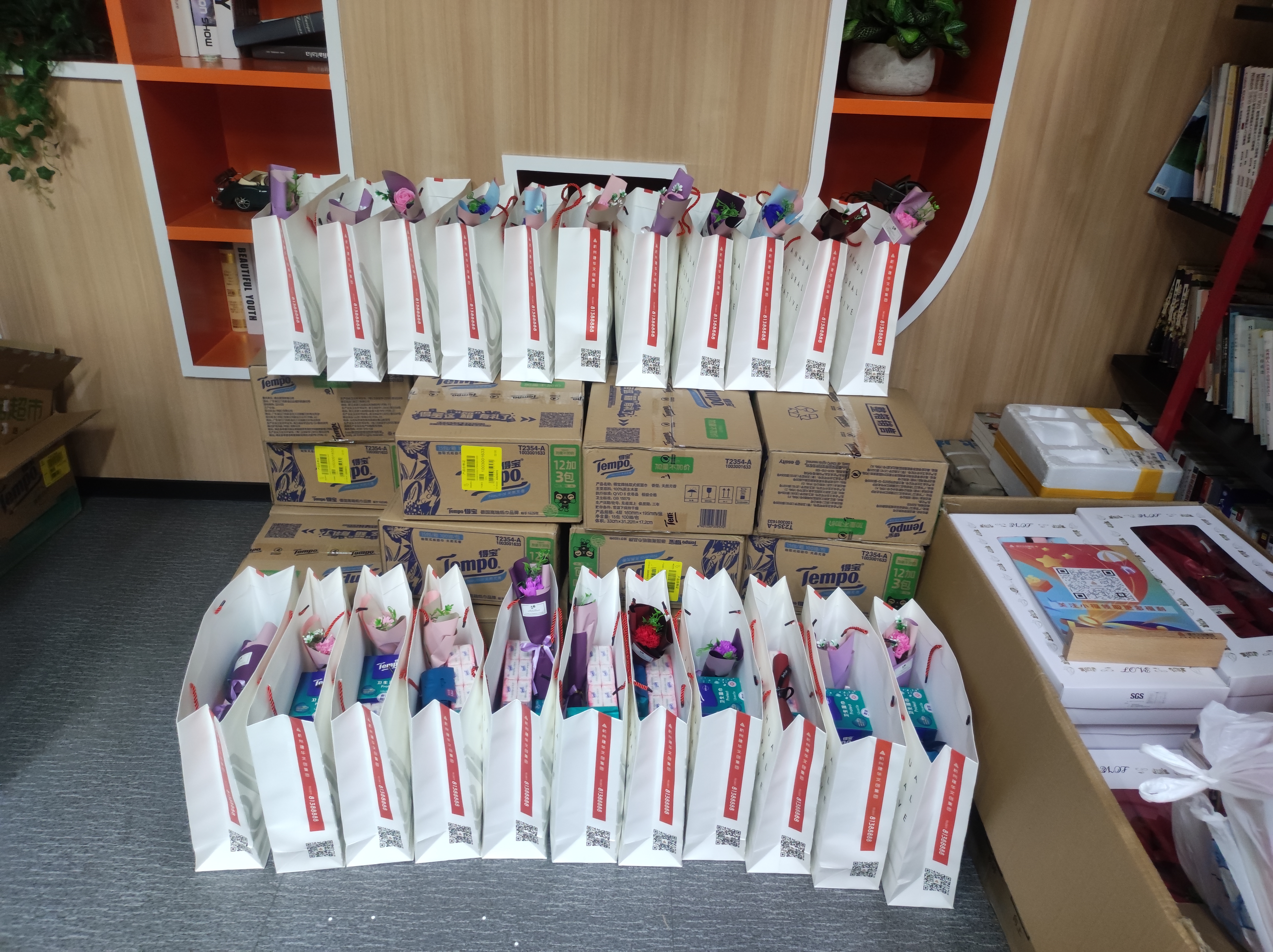 “芝蘭風(fēng)雅至，伊人踏香來”——-建華文創(chuàng)集團(tuán)工會(huì)開展女神節(jié)慰問活動(dòng)