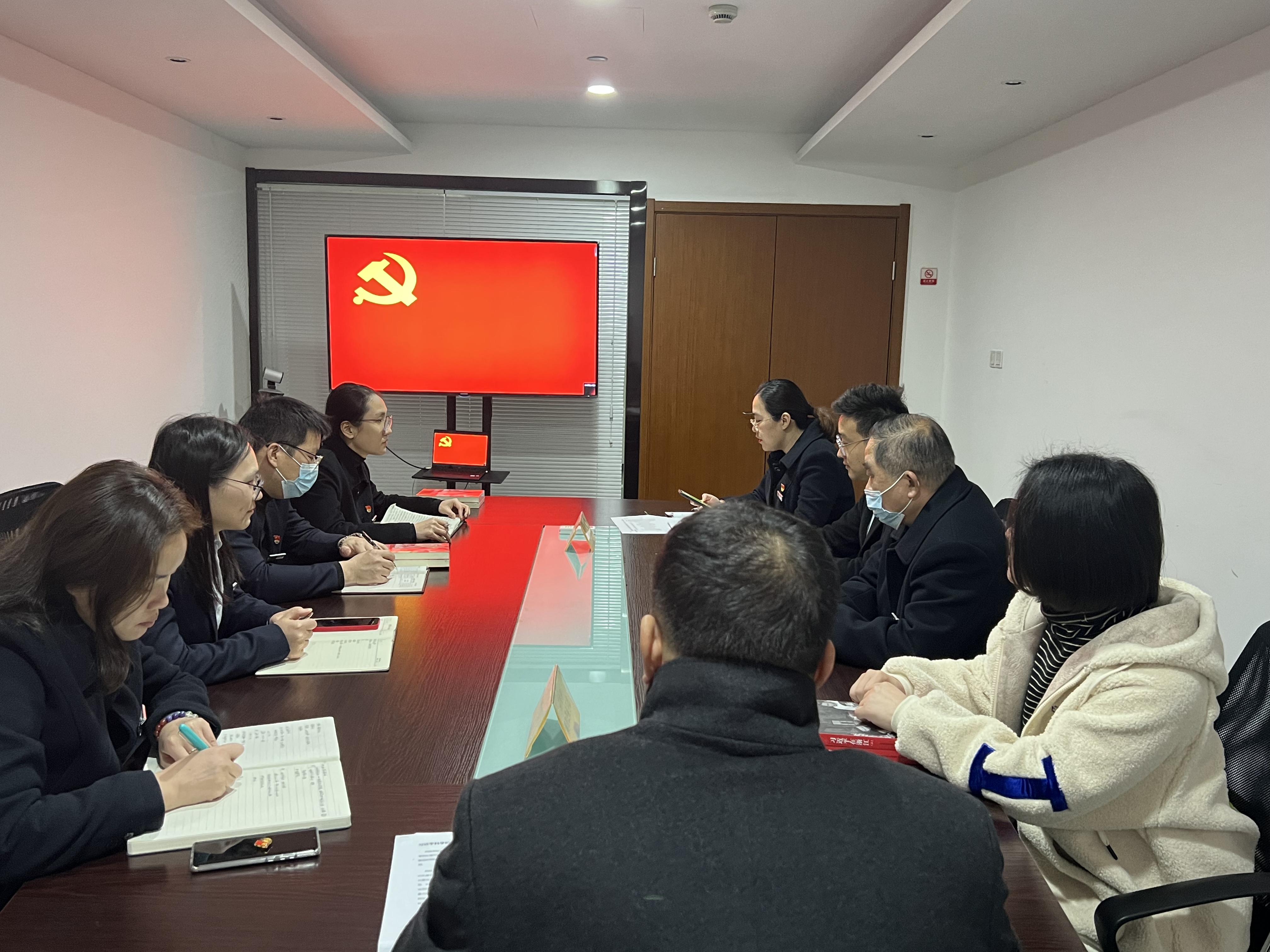 水晶城黨支部開展組織生活會(huì)和民主評(píng)議