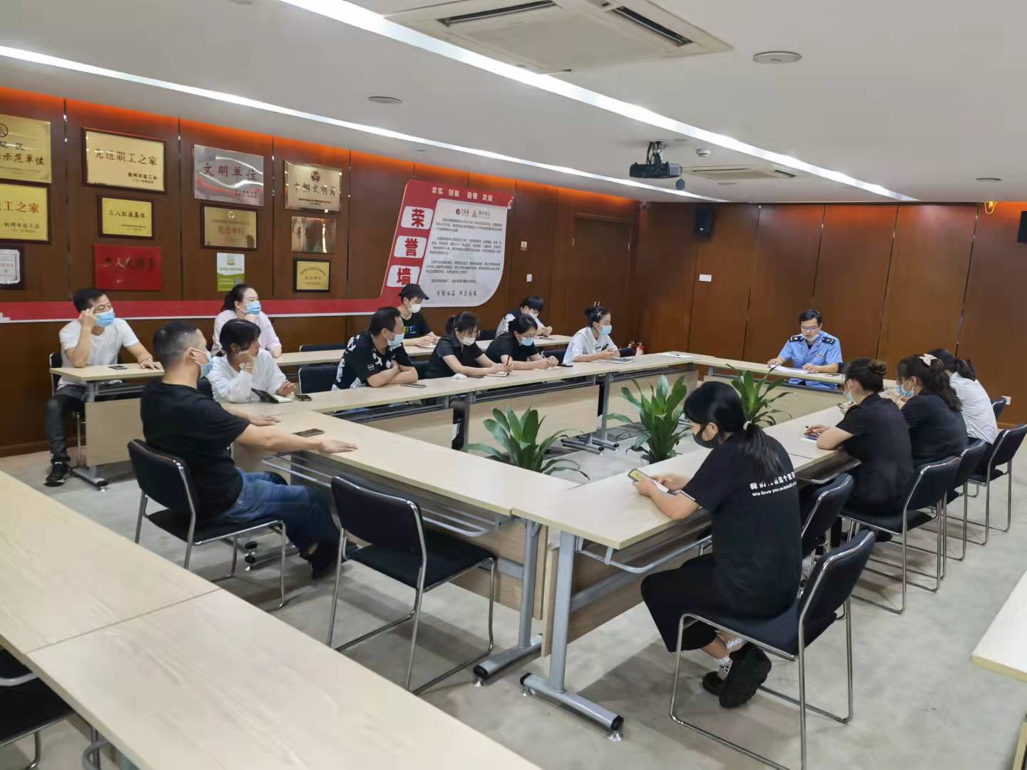 水晶城9月店長(zhǎng)會(huì)議順利舉行