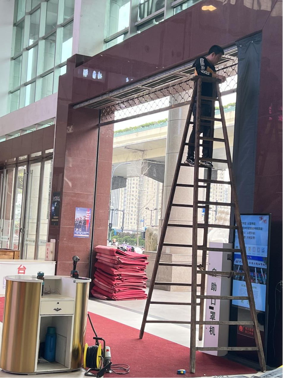 錢江商城西大門(mén)春季換“新顏”