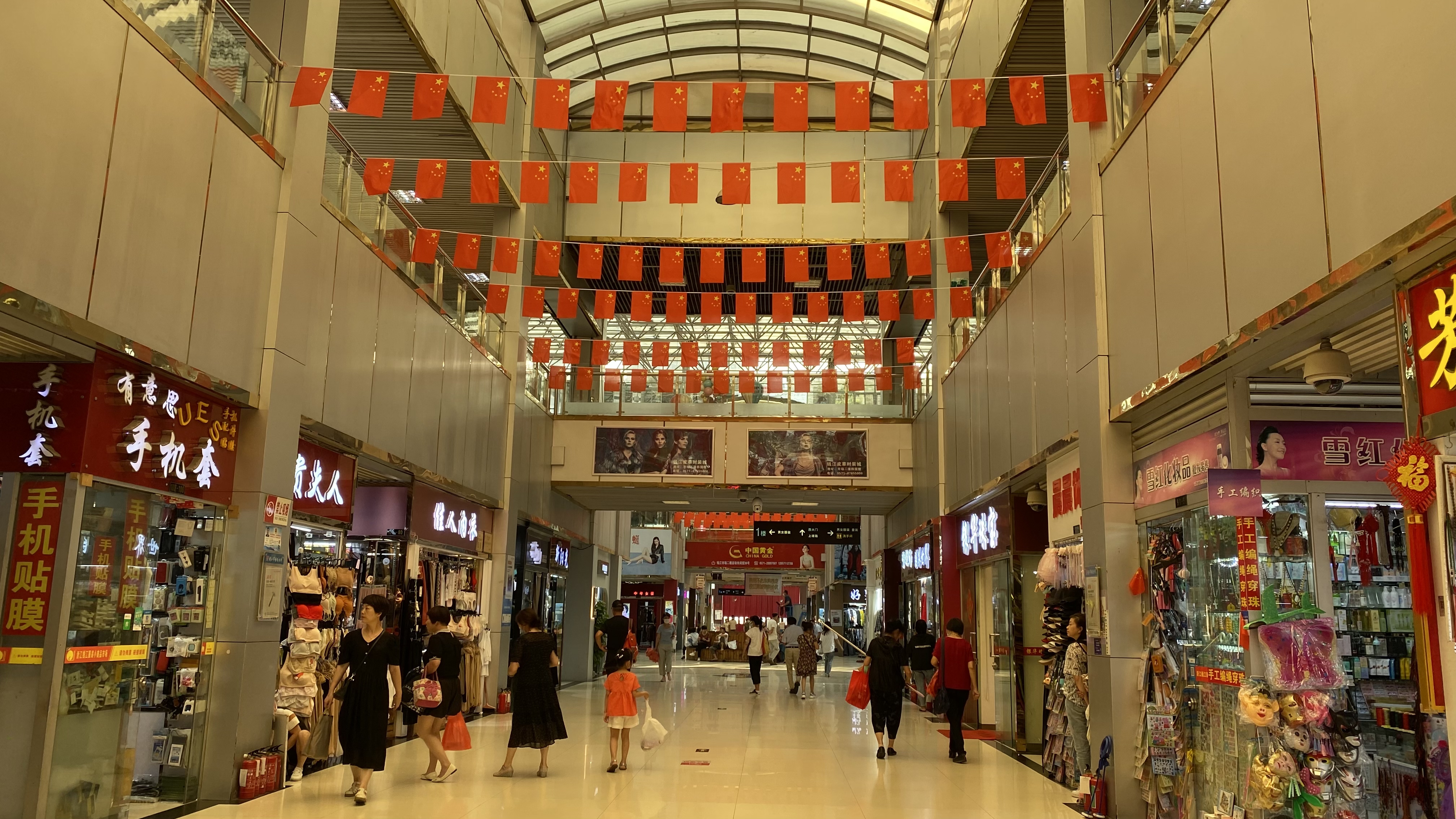 五星紅旗飄起來(lái) | 錢(qián)江商城最美“中國(guó)紅”