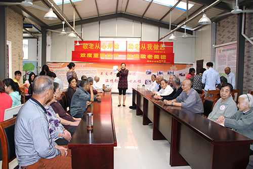 建華文創(chuàng)園黨支部團委走訪慰問七古登社區(qū)老人 (2).jpg